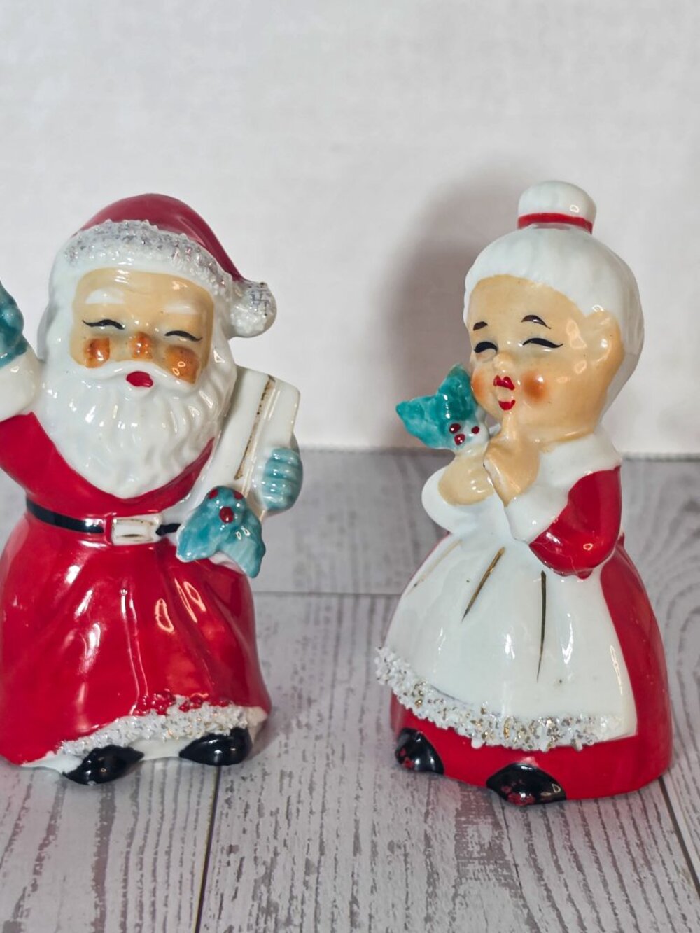 Vintage Christmas Mr. Santa Claus & Mrs. Claus Salt & Pepper Shakers Label